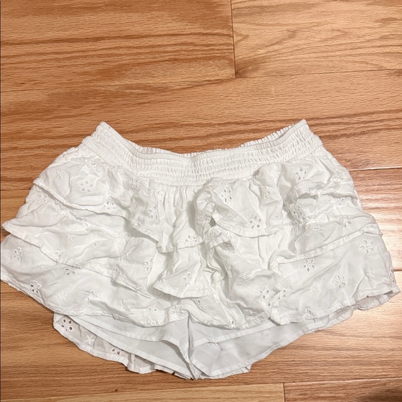 Hollister Dresses & Skirts - Hollister White Eyelet Ruffle Shorts
